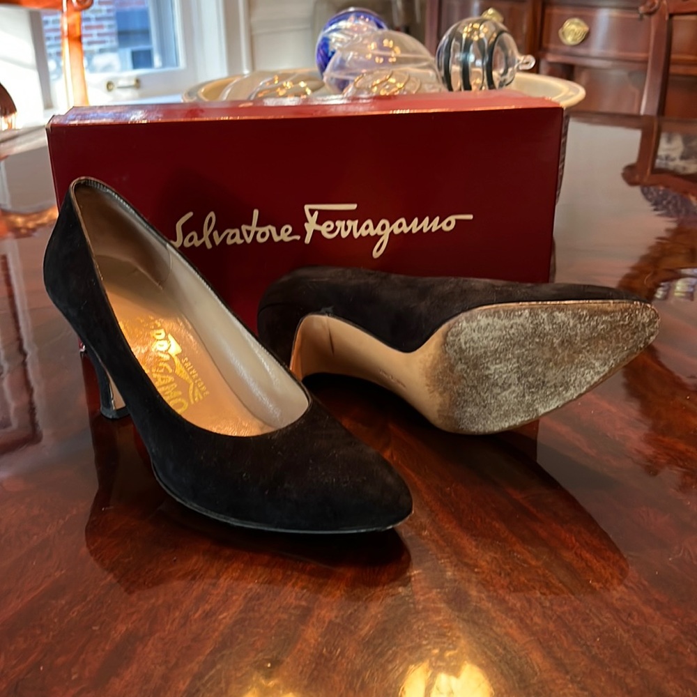 Vintage 1980s Ferragamo suede pumps